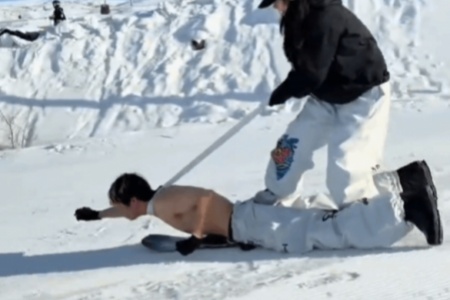 半裸男子被女子“拴脖遛狗式”踩着滑雪！滑雪场回应